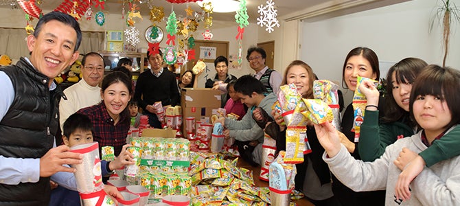 Nu Skin Volunteers putting Christmas gifts together.